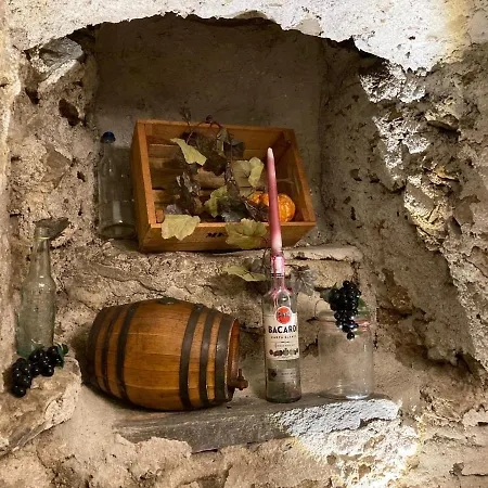 The Old Cellar بيت ضيافة لوكارنو
