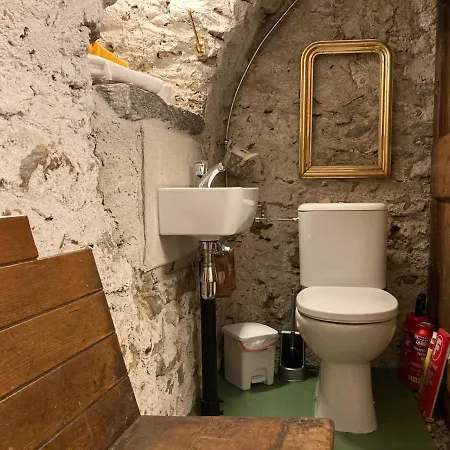 The Old Cellar بيت ضيافة لوكارنو